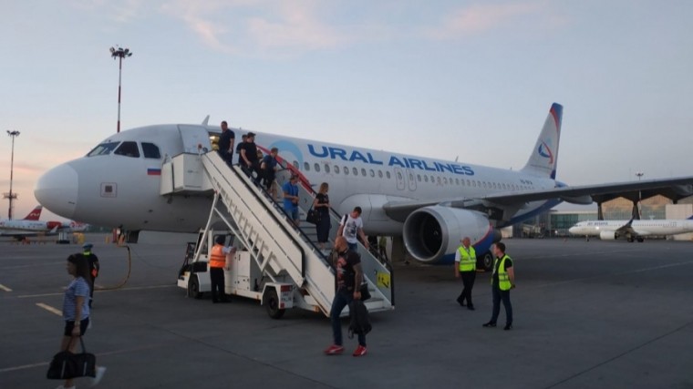 Самолет экстренно вернулся в Петербург из-за неполадок с шасси