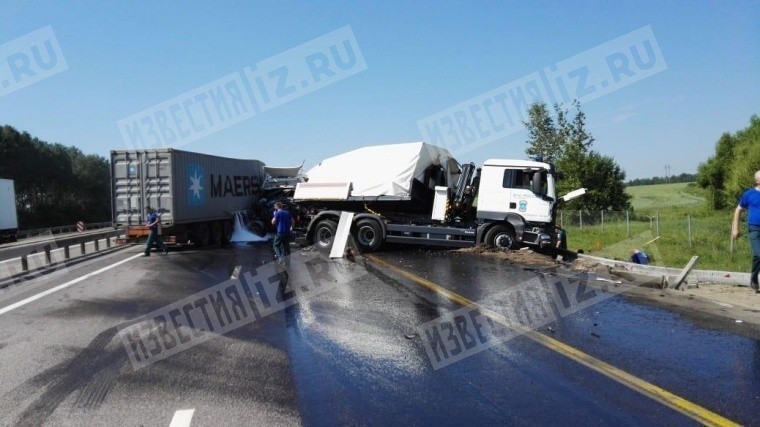 Фура въехала в колонну МЧС в Тульской области — фото