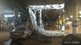 Потолок обрушился на парковке петербургского ТЦ «МЕГА Дыбенко» — фото