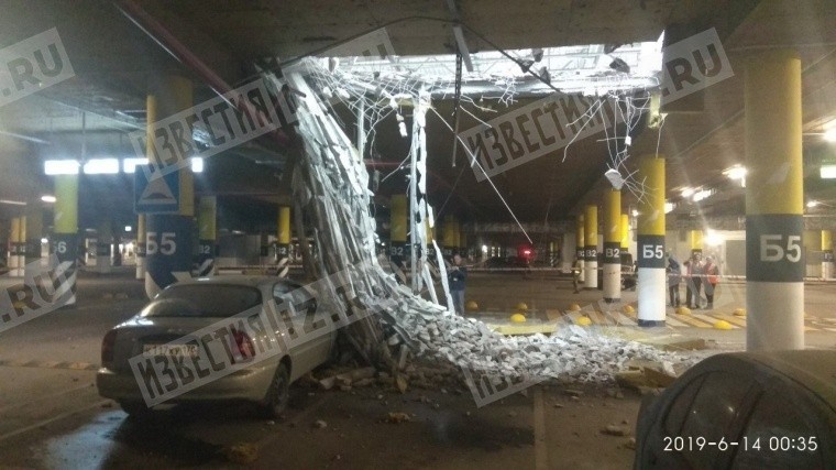 Потолок обрушился на парковке петербургского ТЦ «МЕГА Дыбенко» — фото