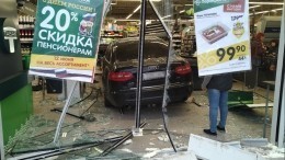 Автомобиль протаранил продуктовый супермаркет в Петербурге — видео