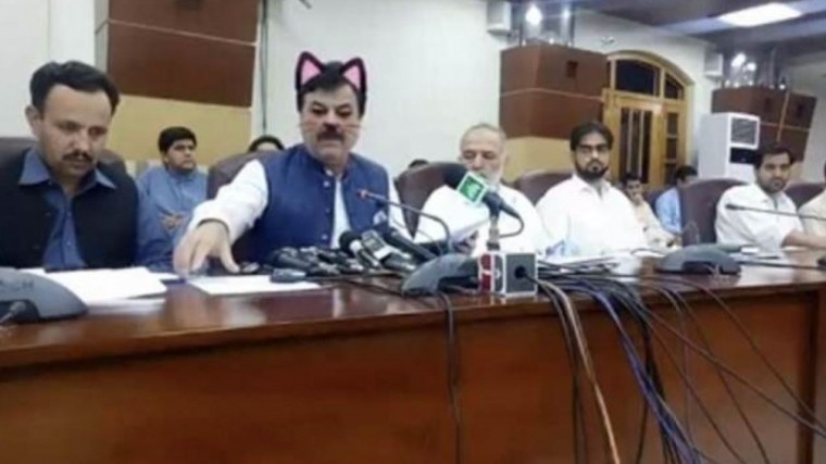 В Пакистане министр во время пресс-конференции в прямом эфире превратился в кота