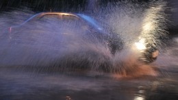 Сильный град повредил автомобили в Ингушетии, а ливень затопил улицы — видео