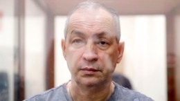 Шокирующие кадры: экс-глава Серпуховского района порезал руки в зале суда