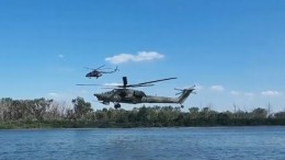 Видео: Ми-8 и Ми-28 на предельно малой высоте пролетели над пляжем под Ростовом