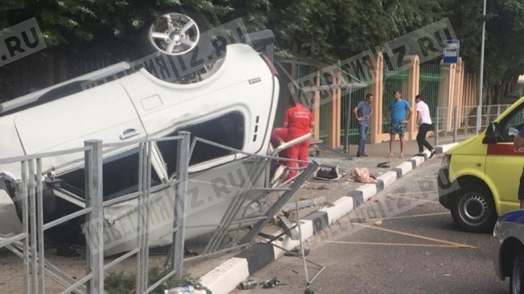 Автомобиль протаранил отдыхающих на остановке в Сочи — фото