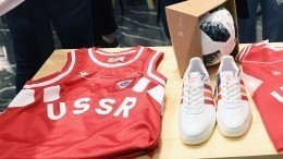 Видео: МИД Литвы назвал Adidas «больным» из-за майки «USSR»