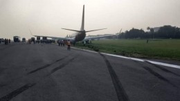 Малайзийский Boeing 737 выкатился за пределы взлетной полосы в Индонезии