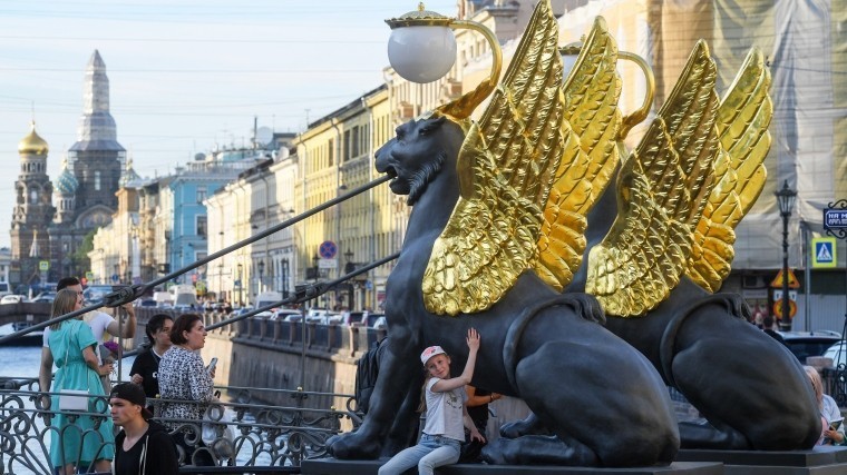 Пятый канал нашел пару, которой помогли грифоны на Банковском мосту в Петербурге