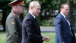 Владимир Путин возложил венок к могиле Неизвестного солдата