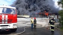 Крупный пожар произошел на заводе в Екатеринбурге — видео