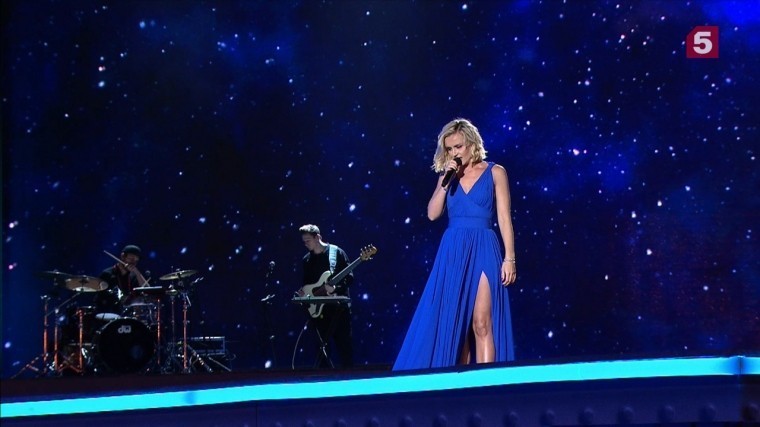 Полина гагарина в синем платье