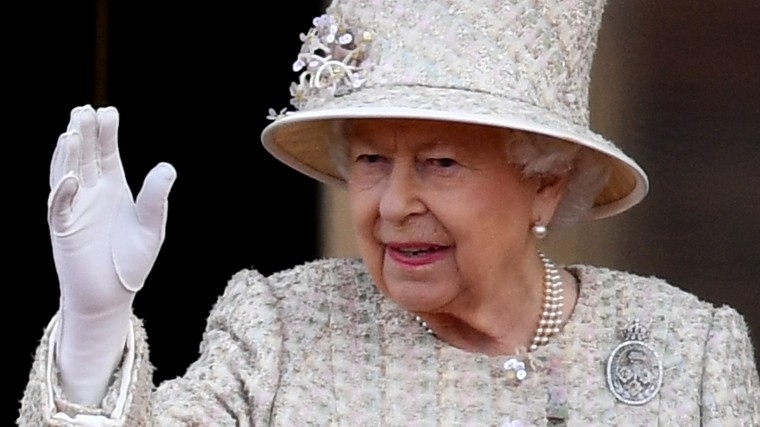 Королева Елизавета II держит «под колпаком» принца Гарри и Меган Маркл