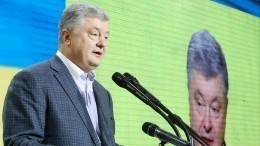 Видео: Порошенко закидали дымовыми шашками на встрече с избирателями