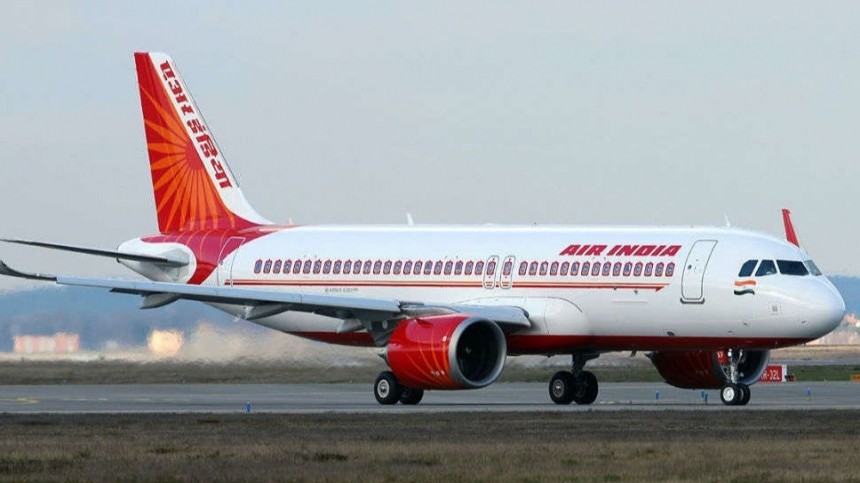 Самолет Air India совершил вынужденную посадку в Лондоне из-за сообщения о бомбе