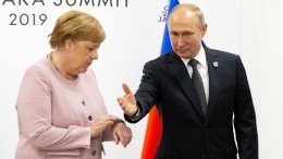 Путин помог растерявшейся Меркель — видео