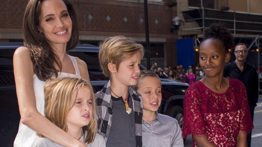 Разрешала им все: бывшая няня детей Джоли о том, как мать избаловала детей