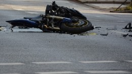 Видео: Мотоциклист серьезно пострадал в ДТП в Петербурге