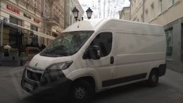 В Москве микроавтобус сбил женщину и протащил ее несколько метров — видео с места