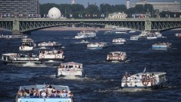 Видео: В Петербурге можно прокатиться на катере без капитана