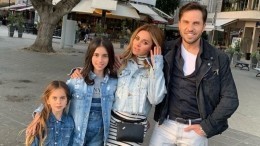 Фото: Александр Ревва с женой и дочками отдыхает в Барселоне