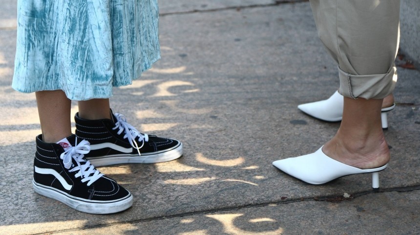 Смена кроссовок на каблуки опасна для здоровья — эксперт
