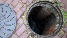 Видео: В Чебоксарах маленькая девочка провалилась в канализационный люк