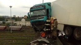 Фото: Фура пробила ограждения и повисла над ж/д путями в Петербурге