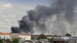 Видео: Вьетнамский рынок горит в Берлине, дым виден за несколько километров