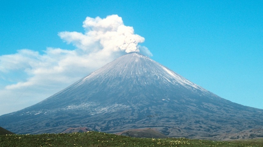 На Камчатке начал извергаться вулкан Ключевская сопка