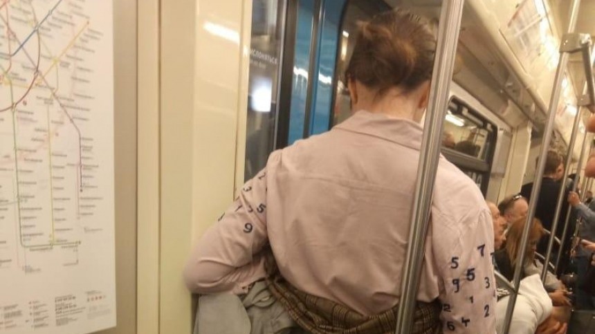 голая ходит в метро