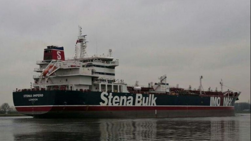 Иранские военные конвоируют британский танкер к берегу в Ормузском проливе