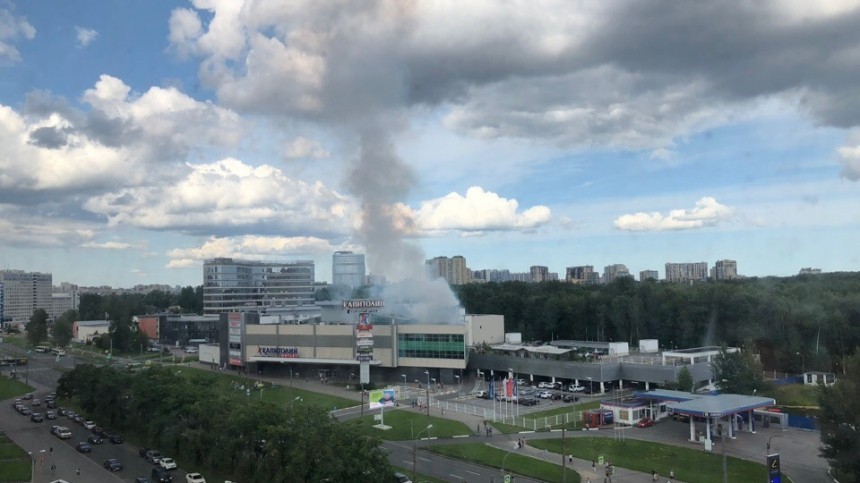 Дым над крышей ТЦ «Капитолий» напугал жителей Петербурга