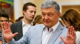 На выходящего с допроса в ГБР Порошенко напали — видео