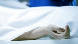 Видео: Петербурженка, похоронившая дочь в кустах, выносит из квартиры тело