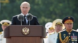 Путин поприветствовал экипажи кораблей-участников парада ВМФ в Петербурге