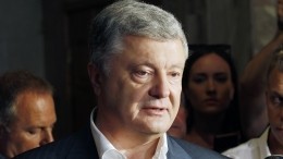 Порошенко отказался от охраны и уехал с семьей из страны