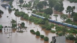 Из-за сильнейшего наводнения в Индии едва не утонул целый поезд