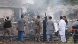 Момент крушения военного самолета в Пакистане попал на видео