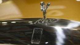 Видео: Пешеход подрался с мужчинами из Rolls-Royce, ехавшего по тротуару в Петербурге