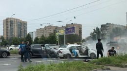 Автомобиль загорелся в результате столкновения с такси в Петербурге — фото