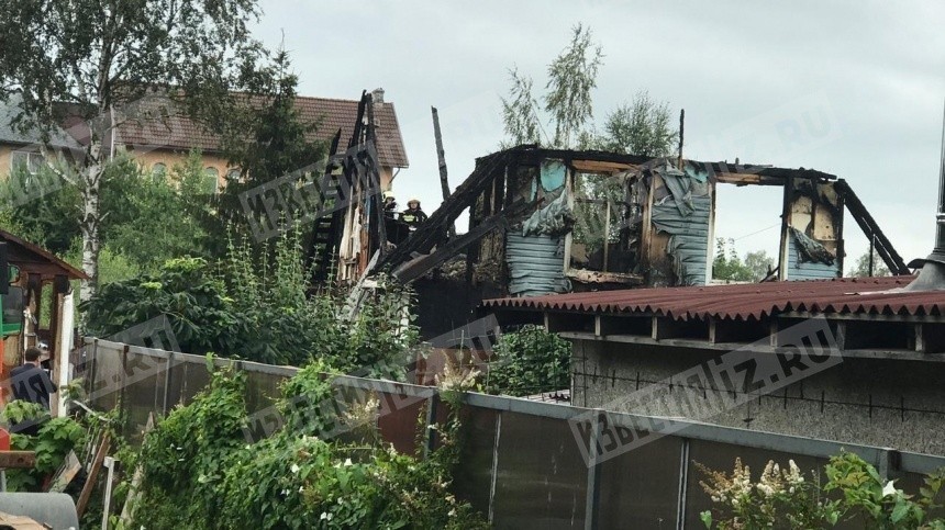 Три человека погибли при пожаре в частном доме в Петербурге