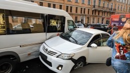 Фото: Автомобиль протаранил автобусную остановку на Сенной площади в Петербурге