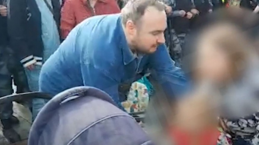 «Отец» с коляской на незаконном митинге в Москве оказался охранником Навального