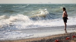 Курорт или «школа выживания»? Шторм в Анапе, тысячи медуз в Азовском море — видео