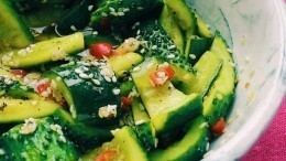 Блюдо гурманов: Простой и изысканный рецепт салата из битых огурцов — видео