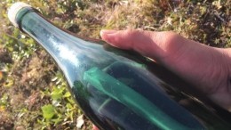 Житель Аляски выловил в море бутылку с запиской из СССР 1969 года — фото