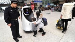 В Китае на дорогу вышли роботы-полицейские — видео