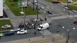 Момент наезда на пешеходов на тротуаре в результате ДТП в Петербурге попал на видео