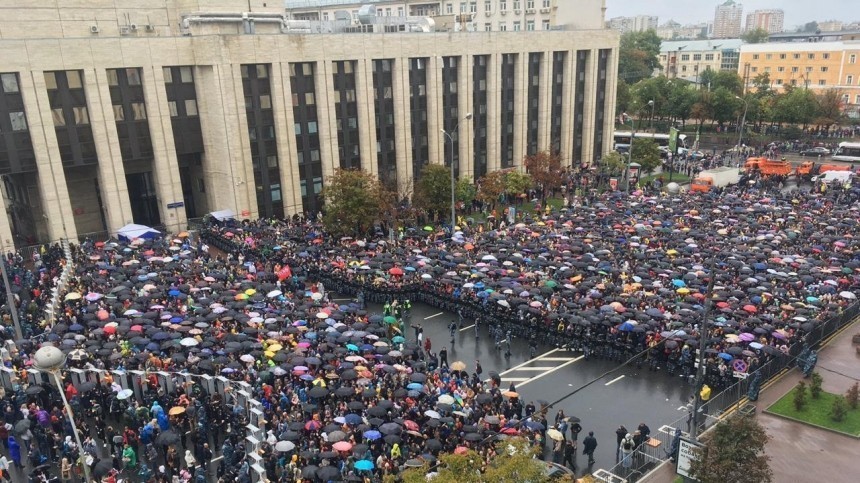 Около 15 тысяч человек вышли на согласованную акцию в Москве